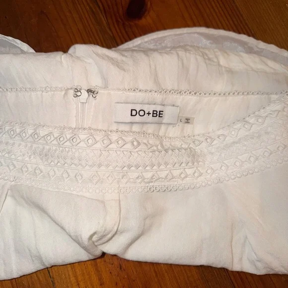 DO+BE White Women’s Shorts - Picture 3 of 3